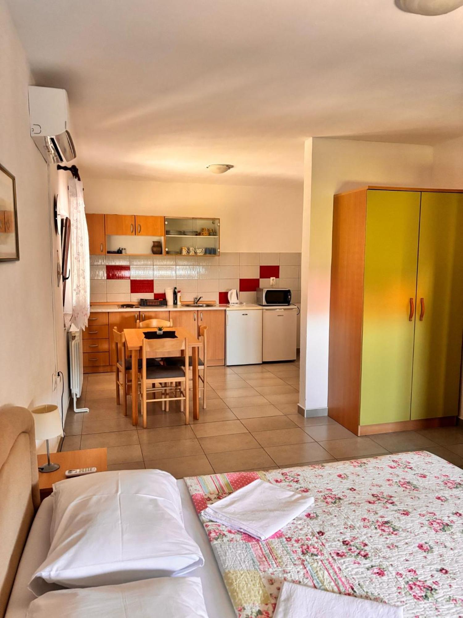 Ruza I Natalija Apartment Karlobag Bagian luar foto